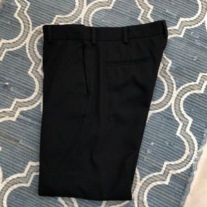 VanHuesen Men’s black dress pants. Size 30/30.